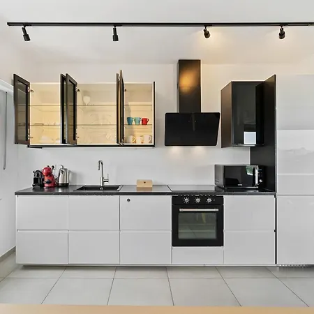 Lux 2br With Views & Balcony Apartment *