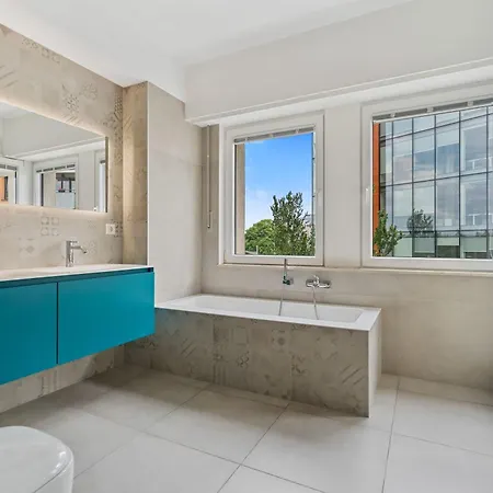 Lux 2br With Views & Balcony