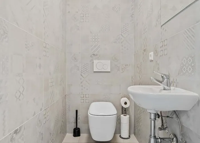 Lux 2br With Views & Balcony