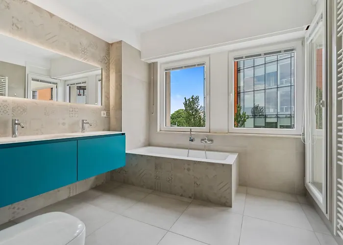 Lux 2br With Views & Balcony